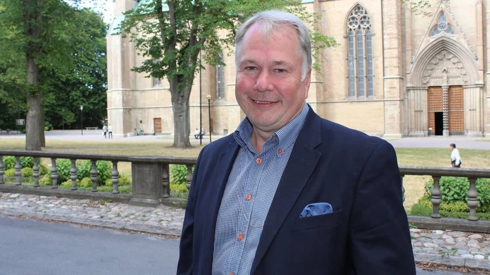 Fredrik Lundén (M), ordförande i arbetsmarknadsnämnden, berättar att Linköpings kommun ska tillsätta 500 nya tjänster för de som har svårt att ta sig in på arbetsmarknaden.