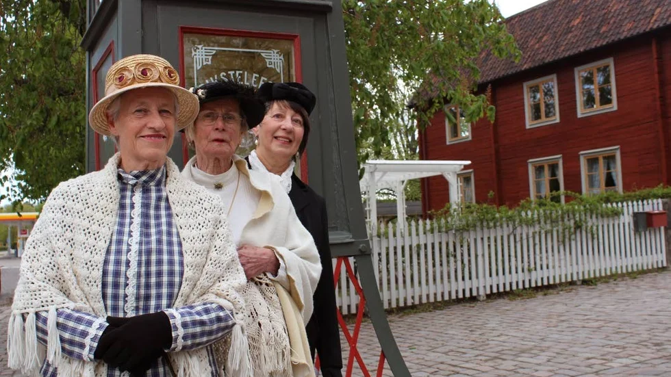 Gudrun Sandström, Kerstin Idstedt och Anet Kindå spelar i pjäsen "Det ringer!" som nu får nypremiär i Gamla Linköping. 
