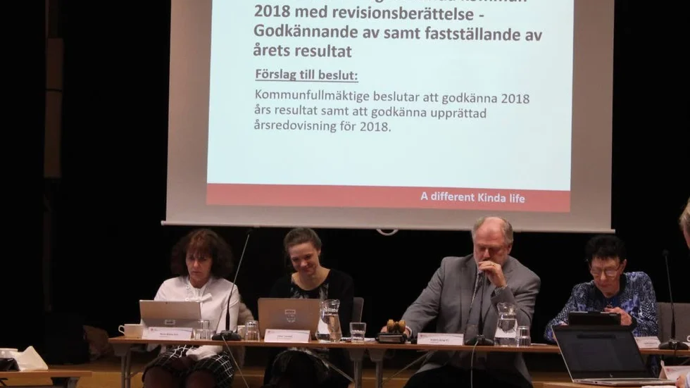 Det blev backning på beslut om ansvarsfrihet. Fr v kommunchef Rosie-Marie Fors, kommunsekreterare Wiktoria Sandell, ordförande Anders Ljung och 1:e vice ordförnde Ing-Britt Andersson
