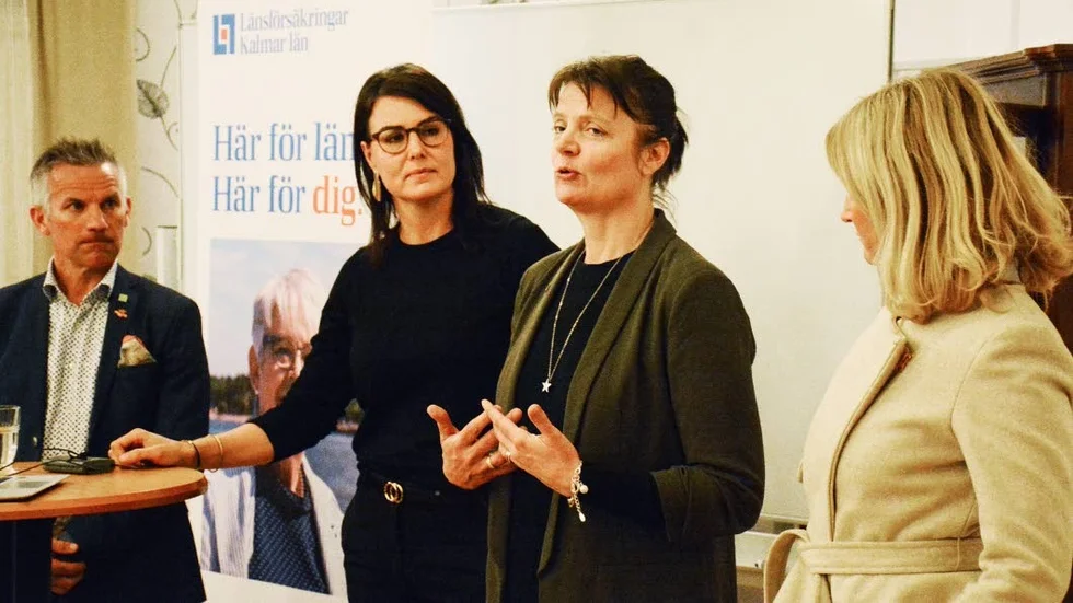 Jocke Johansson ALV, Therese Nilsson van Ewijk Åbro, Ingela Nilsson Nachtweij (C) och Anna Blom Länsförsäkringar diskuterar morgondagens arbetsplatser i Vimmerby.