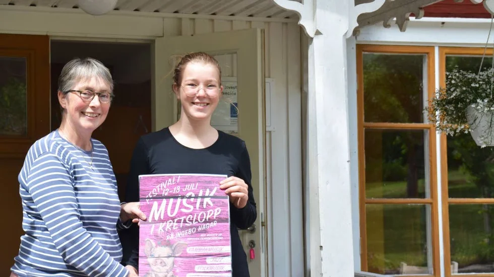 Musikfesten på Ingebo Hagar engagerar folk i många åldrar. Här syns Tilde De Frumerie, 14 år, som är konstnären bakom affischen, tillsammans med Kristina Lindelöf.