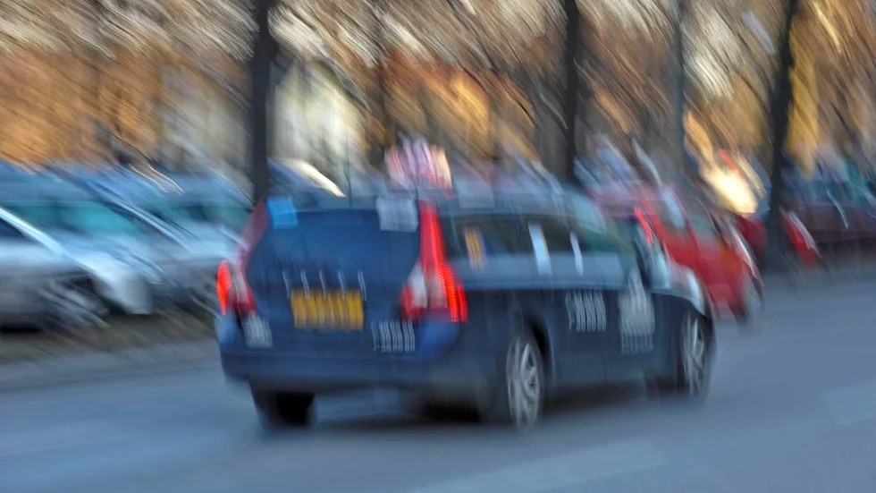En 22-årig man färdades i en taxi när polisen ville kontrollera honom. (Bilden är tagen i ett annat sammanhang.)