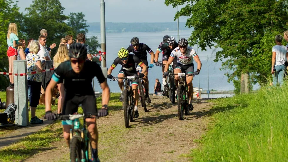 MTB-Vättern kördes i strålande kvällssol 2019. Här uppför slusstrappan vid Borenshult med Boren i bakgrunden.