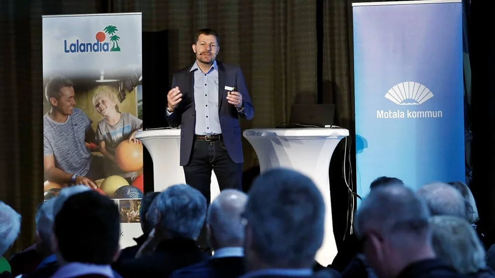 Den politiska enigheten kring Lalandiaprojektet är demokratiskt problematisk, anser skribenterna. På bilden Lalandias vd Jan Harrit vid informationsmötet i april 2017.