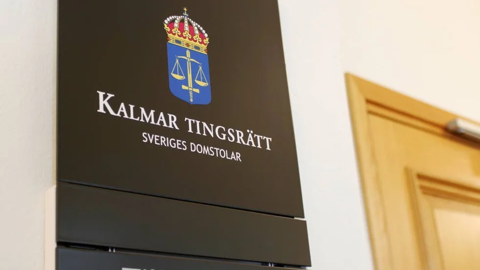 Mannen döms till samhällstjänst i totalt 50 timmar.