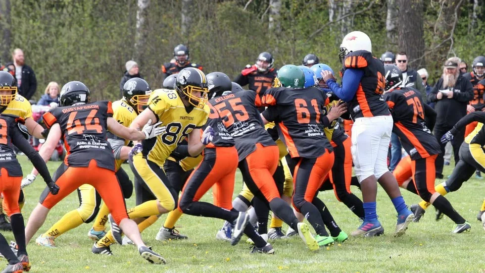 Det är en tuff sport, amerikansk fotboll. Motala-Vadstena Blackhawks har fyra spelare skadade inför lördagens hemmamatch mot Borås i Råssnäs.
