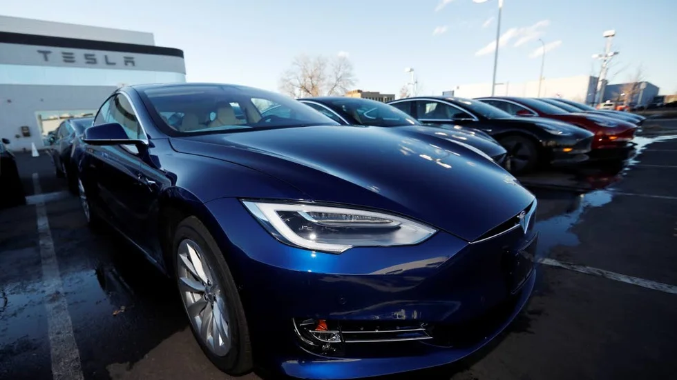 Elbilen Tesla lanserar snart en uppdatering som man menar ska göra bilen helt självkörande.
