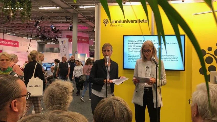 Alexandra Nylén (till vänster) och Erica Månsson var på plats under fredagen och höll ett föredrag om Vimmerby Berättar i Linnéuniversitetets monter på bokmässan i Göteborg. 