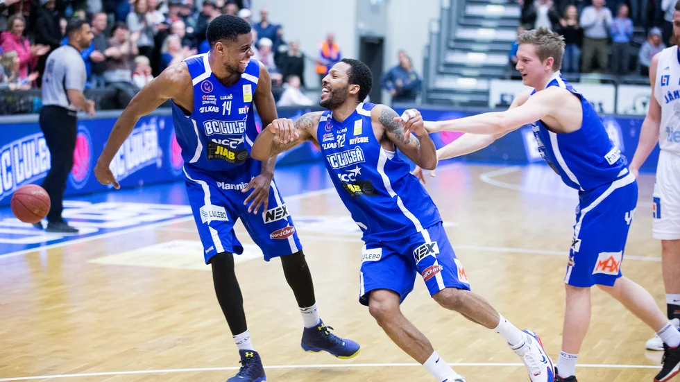 Brandon Rozzell, i mitten, och Adam Rönnqvist till höger spelade BC Luleå till SM-guld 2017. Under fredagens seriepremiär ställs de mot varandra.