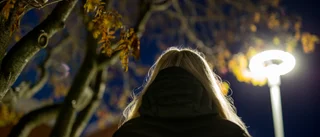 Hon klämdes fast mot kravallstaketet