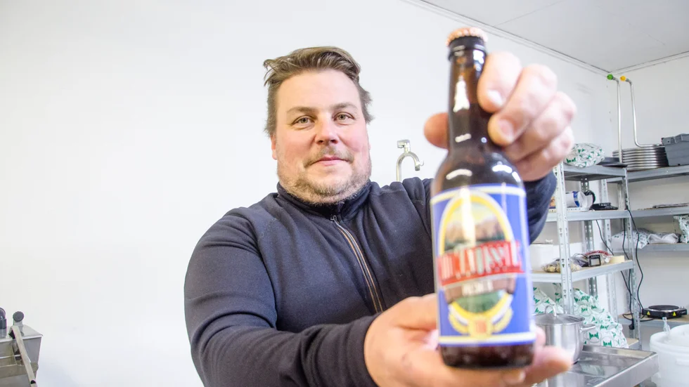 Lars-Arne Niemi satsar på ölbryggeriet i Övertorneå.