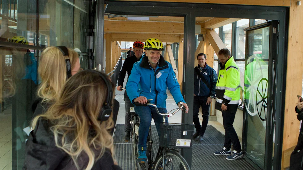 Erik Pelling (S) och Rickard Malmström (MP) invigde det nya cykelgaraget från cykelsadeln.