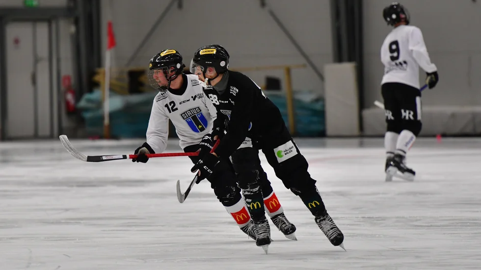 Oscar Qvist (vit tröja t v) under torsdagens träning.