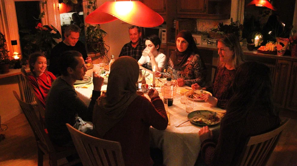 Ett pratglatt gäng samlades för att äta middag i familjen De Maeckers kök.