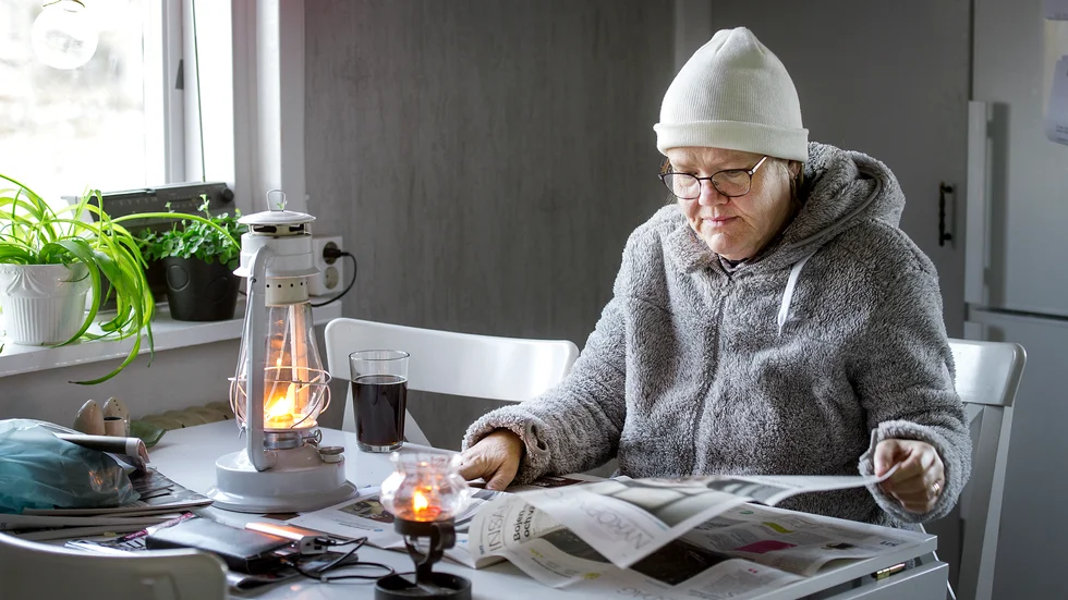 Stormen Alfrida slog ut strömmen för tusentals sörmlänningar. Suzanne von Zeipel hade haft strömlöst i tolv timmar när SN mötte henne. 
– Det är fjorton grader här inne, berättade hon.