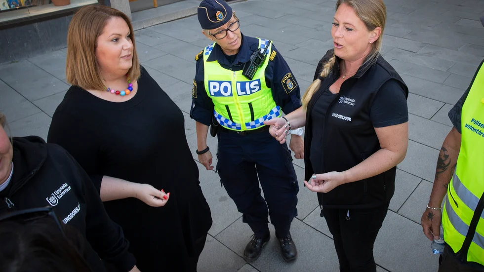 Eva Christiernin (S), ordförande i socialnämnden, utlovar satsningar mot våldet. Men först ska kommunens nuvarande insatser kartläggas. På bilden också polisen Ulrika Andersson och Hilde Wiberg från socialtjänsten.