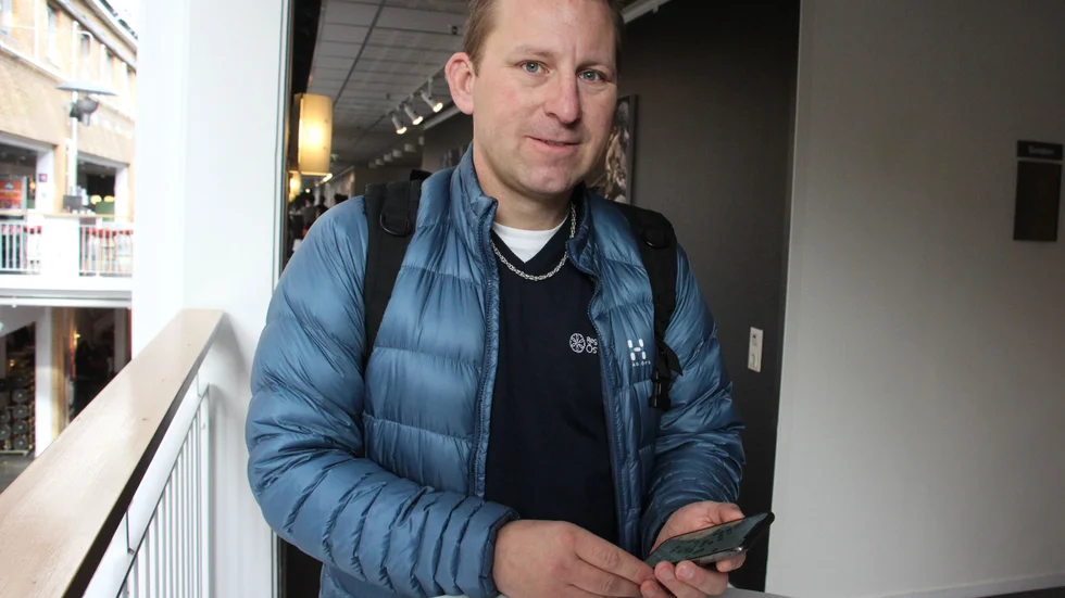 Den 16 oktober arrangeras den europeiska hjärtstartardagen och Martin Lindfors, verksamhetsutvecklare på enheten för prehospital vård, demonstrerar appen Smslivräddare som lanseras 1 november i Östergötland.