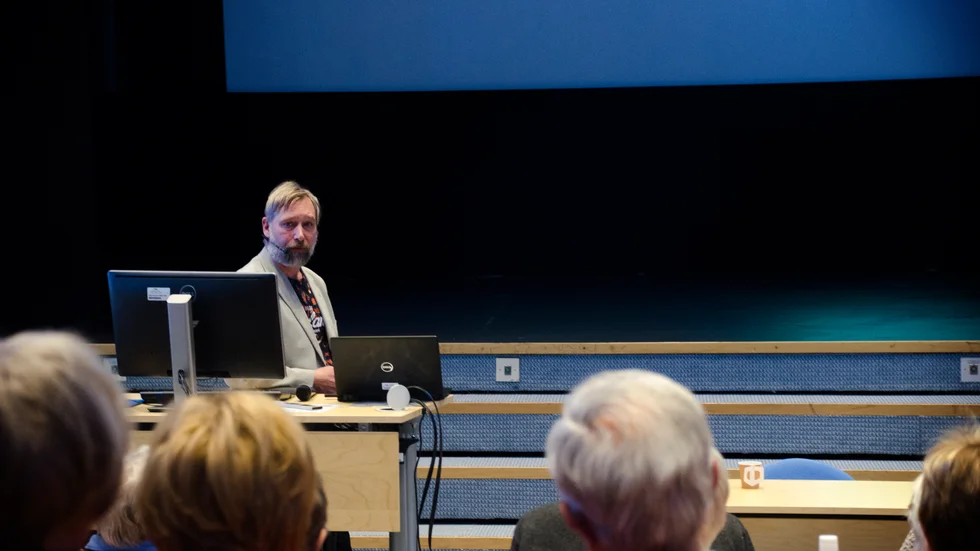 Åhörarna uttryckte oro kring hur de äldre ska kunna hantera tekniken. "Det finns personal på plats som hjälper patienterna med utrustningen", säger Thomas Schimke.