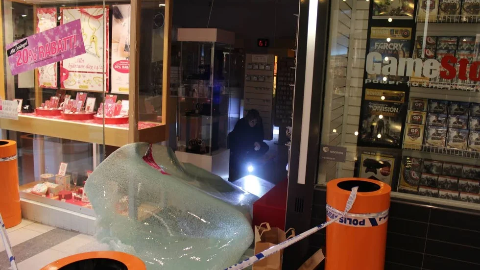 Männen tog sig in till Guldfynd på Ingelsta shopping genom taket.