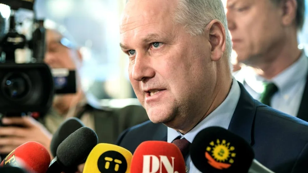 Vänsterpartiets Jonas Sjöstedt vill också vara med.