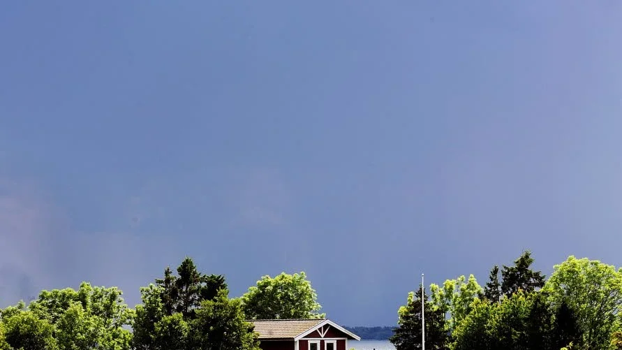 Många drömmer om en sjötomt, men reglerna sätter stopp i de allra flesta fall.