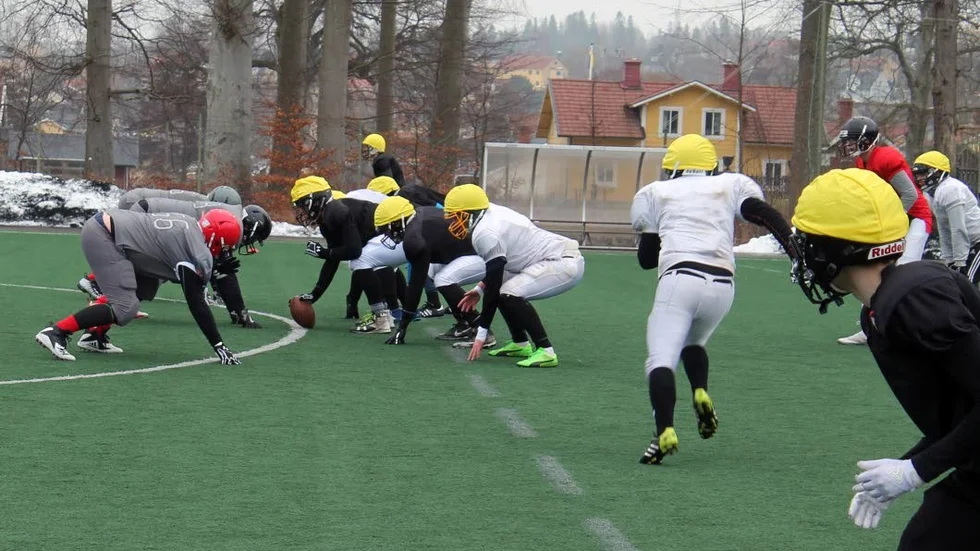 Blackhawks från Motala-Vadstena, här i träning på Idrottsparken, spelade på söndagen sitt livs första match. Det blev förlust mot Carlstad Crusaders.