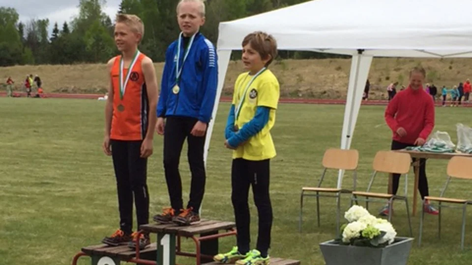 Sebastian Håårdh fick kliva högst upp på pallen två gånger under lördagen via segrar på 60m och i längdhopp.