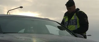 Vrålåkte förbi polis – förlorade körkort