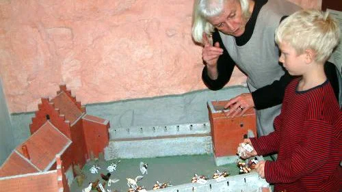 Gudrun Lundquist visade borgen och de nyinköpta leksakerna för Hugo Hörnquist. Foto: Cecilia Johansson