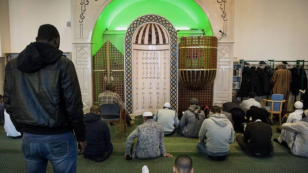 Praktiserande muslimer. Fredagsbön i Stockholms moské.