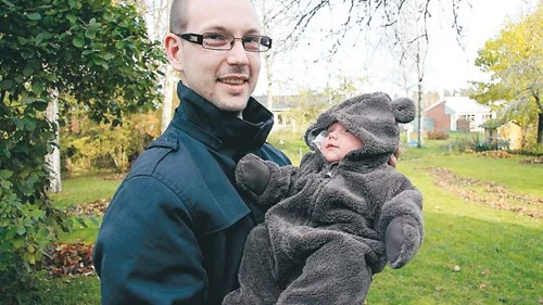 Rickard Gustavsson är just nu Vimmerbys bäste bowlare. Här håller han sin lilla dotter Hilma i famnen.