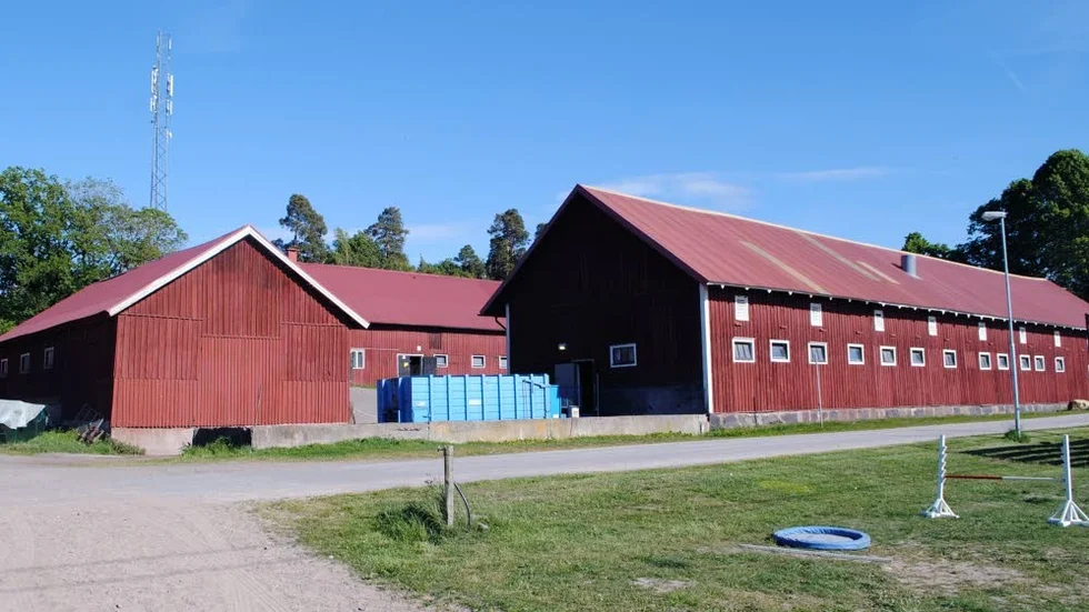 Stallarna och ridhuset i Målserum är i behov av upprustning.