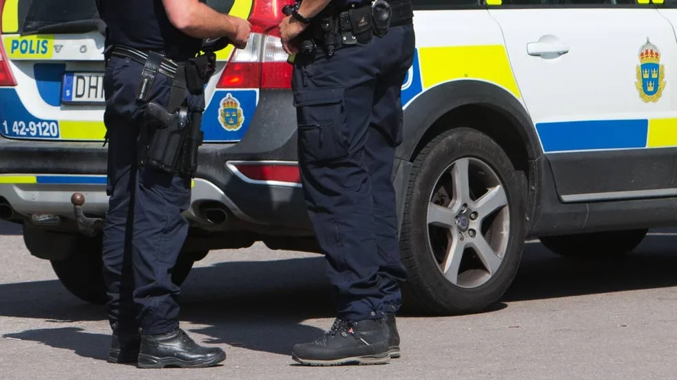Polisen borde satsa på att få ut personal i människors närområden, resonerar skribenterna.