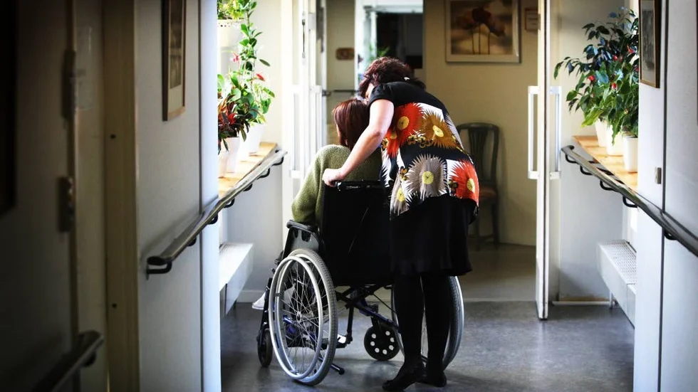 Det finns stora brister inom äldrevården anser två sjuksköterskor som arbetat under sommaren och vill se ett nytänk och att bristerna åtgärdas.