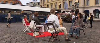 Många ville sitta tysta på torget