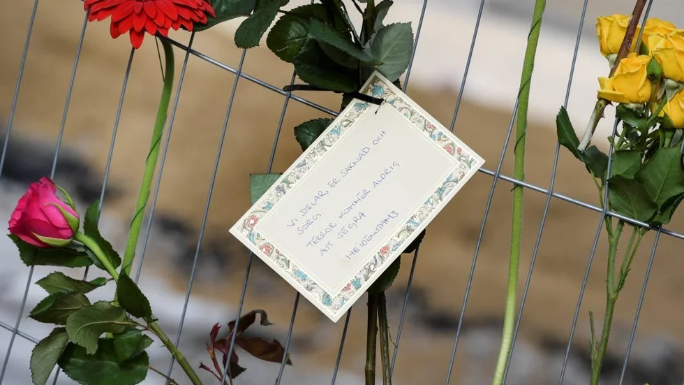 Sorg. Sverige sörjer offren för terrorattacken i fredags. Men vi är starkare än terroristerna. De kan aldrig besegra oss.