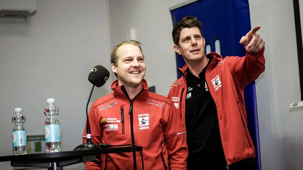 Stefan Jarl och Jerker Eriksson, lagledare för Eskilstuna Smederna, ligger femma i årets elitserie efter tio omgångar. I kväll ska de försöka slå Dackarna, ett lag som inte alls har övertygat på hemmaoval. Foto: TT/Arkiv
