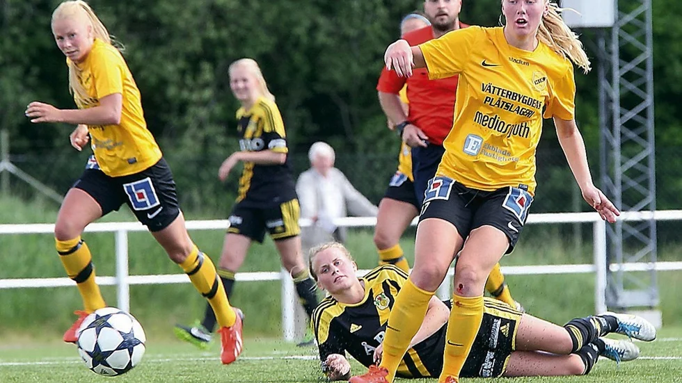 Alicia Strands VIF föll tungt med 5-0 hemma mot Mariebo. Gästernas Ida Andersson, t.v, svarade för fyra av målen. Foto: Roelof Stroetinga