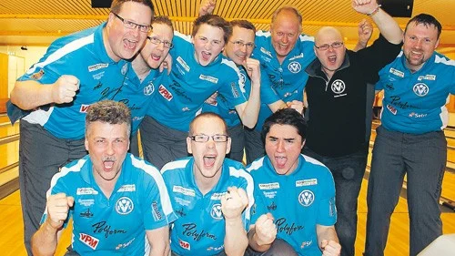 Jaaaaa!  Efter en enorm rysare som avgjordes efter strike-out kunde Vimmerbys spelare äntligen jubla. De slog Västerås med minsta möjliga marginal och är nu vidare i elitseriekvalet. På bilden ser ni stående från vänster: Roger Linder, Johan Söderström, Jesper Svensson, Patrik Svensson, Bosse Palmér, Robin Åkesson och Jonny Sandberg. Framför dem Lars-Åke Karlsson, Rickard Gustavsson och Robin Rehn.