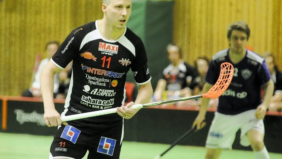 SUPERHET. Peter Hirschman dundrade dit fyra mål i seriefinalen mellan Antvarden och Mjölby. Dessutom fixade han fyra assist i 12-5-segern.