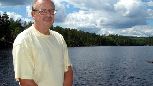 Bill Isaksson har gett ut en ny bok om Kvarnö, Linden och folket runt sjön.