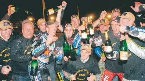 Äntligen! Mästare är vi allihopa! Dackarnas guldhjältar fr v: Peter Karlsson, sportchef Jörgen Kling, Emil Kramer, Andreas Jonsson, Joachim Engstrand, lagledare Daniel Nelson, Robin Törnqvist, Lukas Dryml (skymd av två flaskor), Morgan Andersson, Hans Andersen, Fredrik Lindgren, Sebastian Aldén.