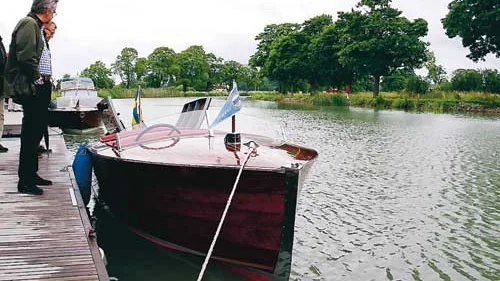 Många samlades vid motorbåtsmuseet i helgen för att titta på veteranbåtar som, för ovanlighetens skull, fick köra väldigt fort på Göta kanal.
