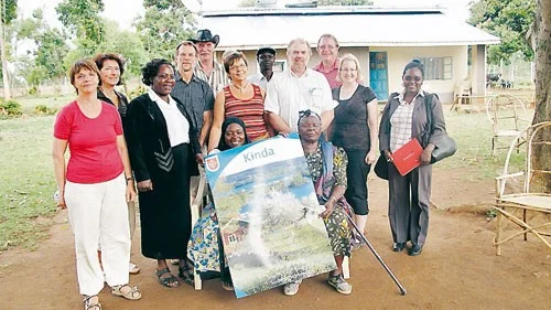 Hela gruppen i Kogelo, Kenya. Längst fram Maria Nyango och Sarah Hussein Obama.