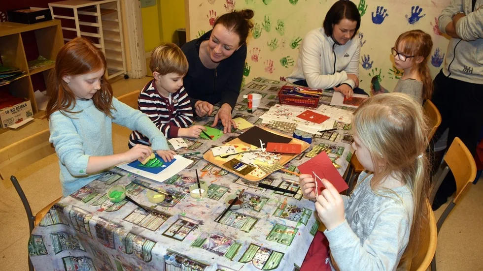 Oliver Hermansson pysslar med mamma Annie Nilsson Hermansson och syrran Olivia Hermansson under Gullvivans fritids öppet hus.