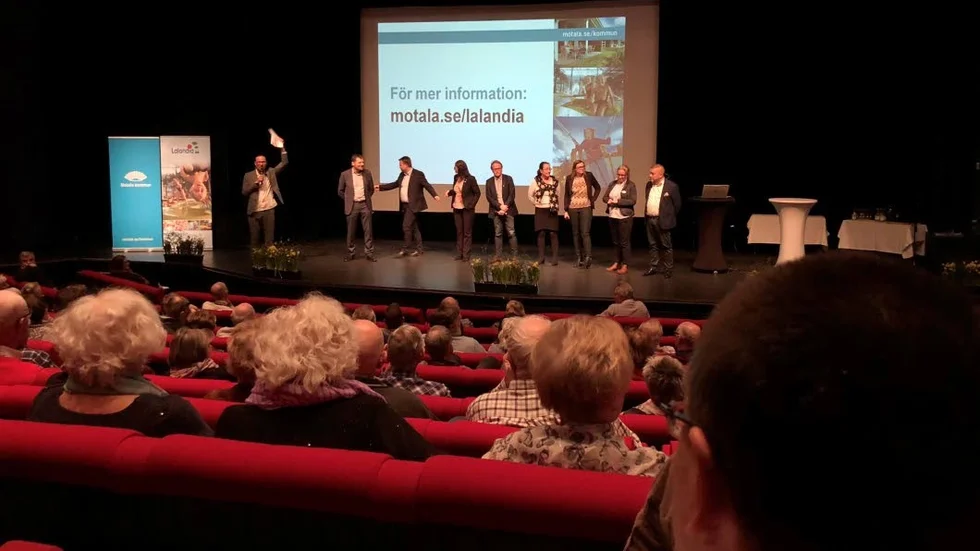 Seröst. Danska representanter fanns på plats.