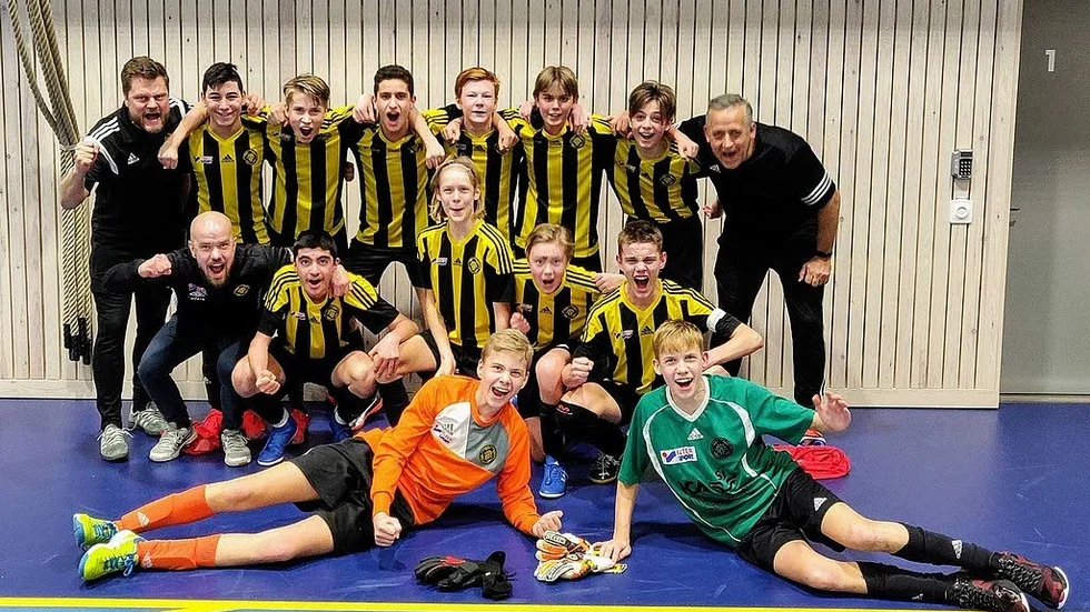 VFF:s P 15-lag är klar för SM-slutspel i futsal. Bakre raden från vänster: Fredrik Johansson, Brian Besheri, Alex Laine, Omar Tarabei, Gabriel Polgar, Oscar Jakobsson, Albin Kito, Tomas Jakobsson. Mitten raden från vänster: Jakob Johansson, Mehmet Tekbas, August Johansson, Ville Grönwall, Melvin Svensson. Liggande från vänster: Elias Swärd och Elias Hallberg.