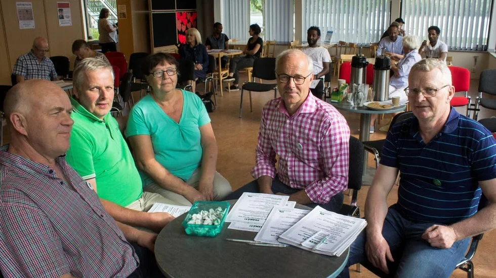 Först ut med att fika och prata lokal politik – Centerpartiet. Från vänster: Sten Westberg, Lars Carlsson, Ann Rickardsson, Thomas Säfström och Jan Arvidsson.