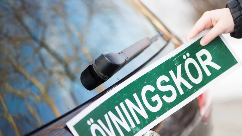 Saknade godkänd handledare men övningskörde ändå. Nu misstänks han för olovlig körning.