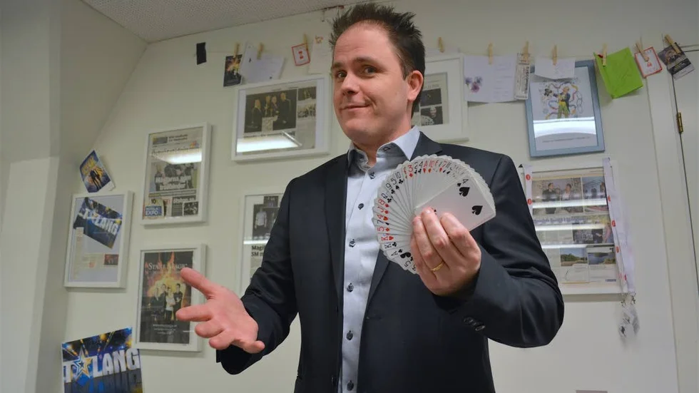 Välj ett kort. Daniel Staaf ägnar sedan fyra år all fritid åt trolleri. Det började med att hans tonårsbarn upptäckte denna fingerfärdiga konst, vilken har gett familjen ett SM-guld i magi.